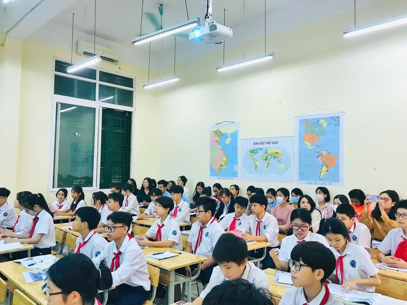 A group of students in a classroom

Description automatically generated with medium confidence