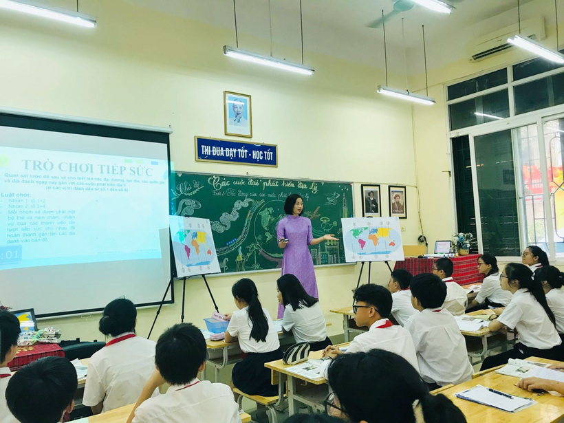 A person teaching a class

Description automatically generated with medium confidence