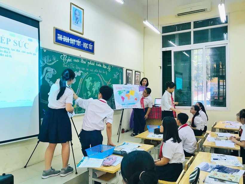 A group of students in a classroom

Description automatically generated with medium confidence