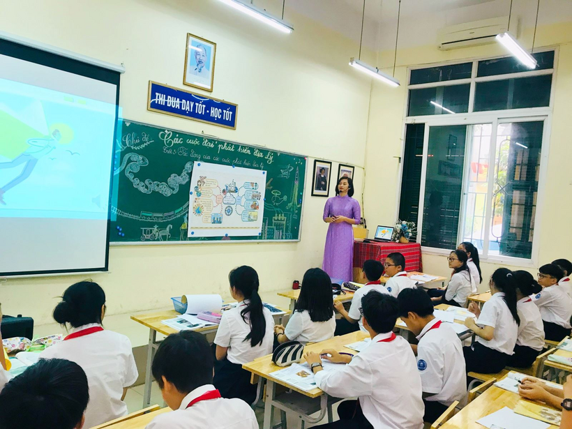 A person teaching a class

Description automatically generated with low confidence