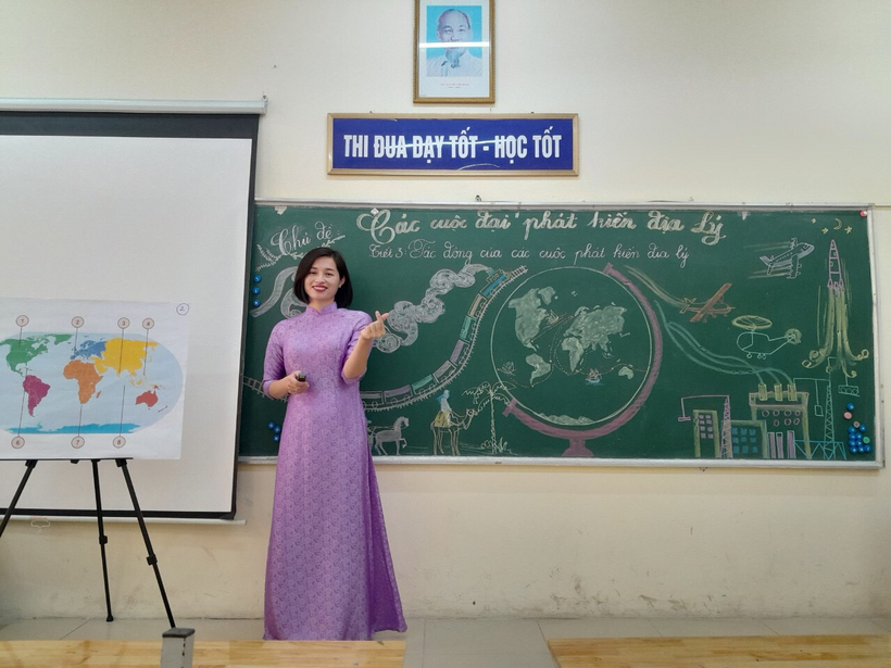 A person standing in front of a chalkboard

Description automatically generated with medium confidence