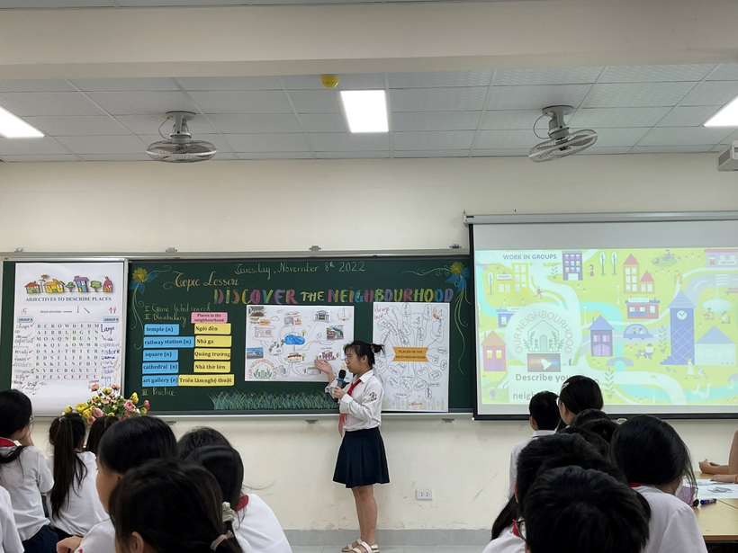 A person giving a presentation

Description automatically generated with low confidence