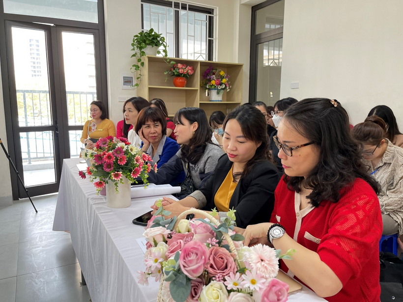 A group of women sitting at a table with flowers

Description automatically generated with medium confidence
