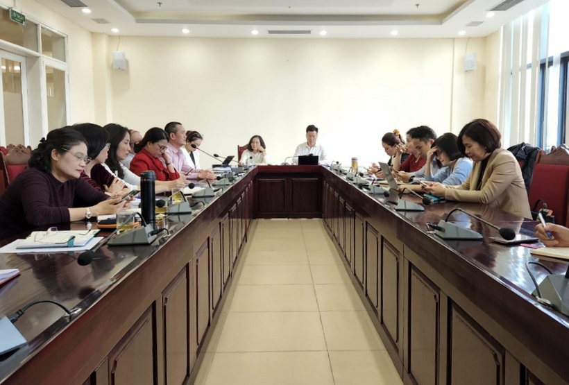 A group of people sitting at long tables in a roomDescription automatically generated with low confidence