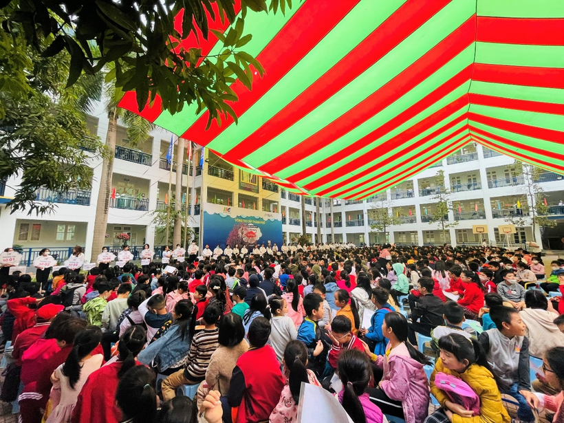 A crowd of people in a streetDescription automatically generated with low confidence
