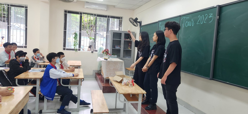 A group of people in a classroomDescription automatically generated