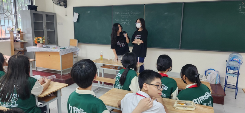 A group of people in a classroomDescription automatically generated with medium confidence