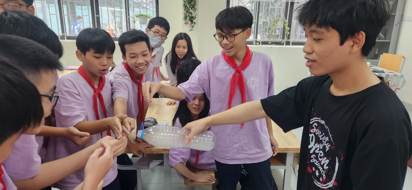 A group of people in a classroomDescription automatically generated with low confidence