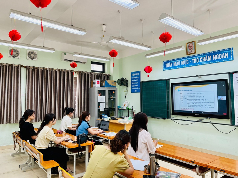A group of people sitting at desks in a classroomDescription automatically generated