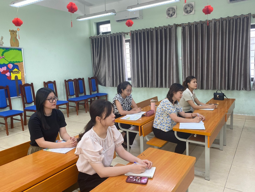 A group of people sitting at desks in a classroomDescription automatically generated