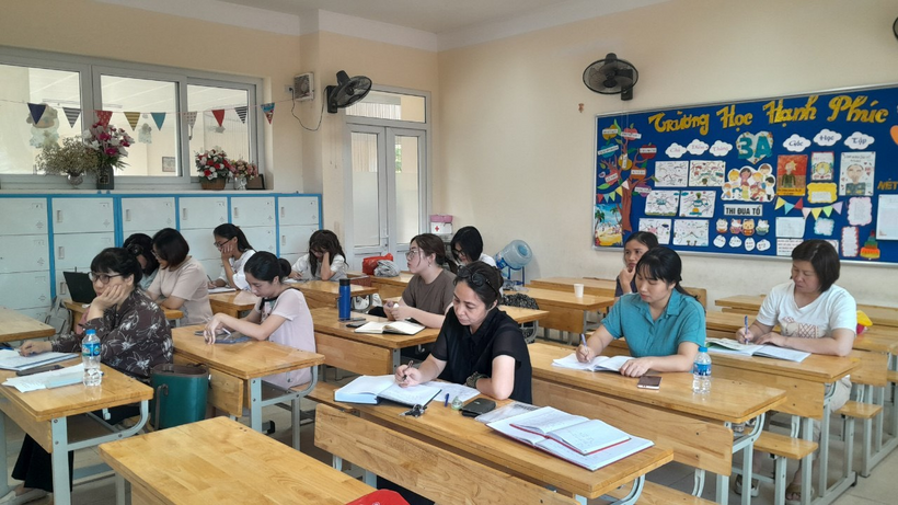 A group of students sitting at desks in a classroomDescription automatically generated