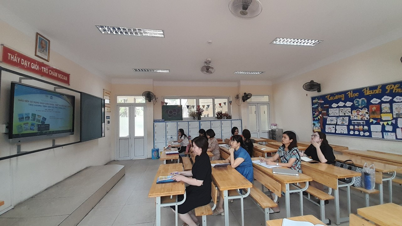 A group of people sitting at desks in a classroomDescription automatically generated