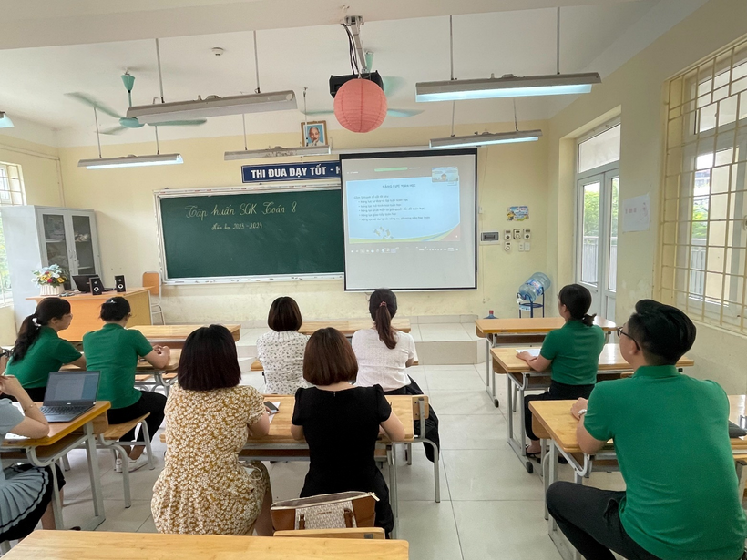 A group of people in a classroomDescription automatically generated