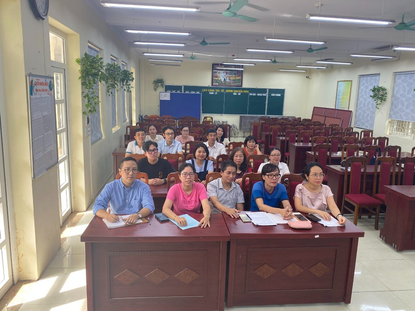 A group of people sitting at desks in a classroomDescription automatically generated