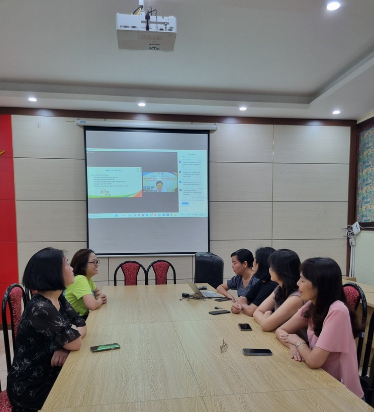 A group of people sitting at a tableDescription automatically generated