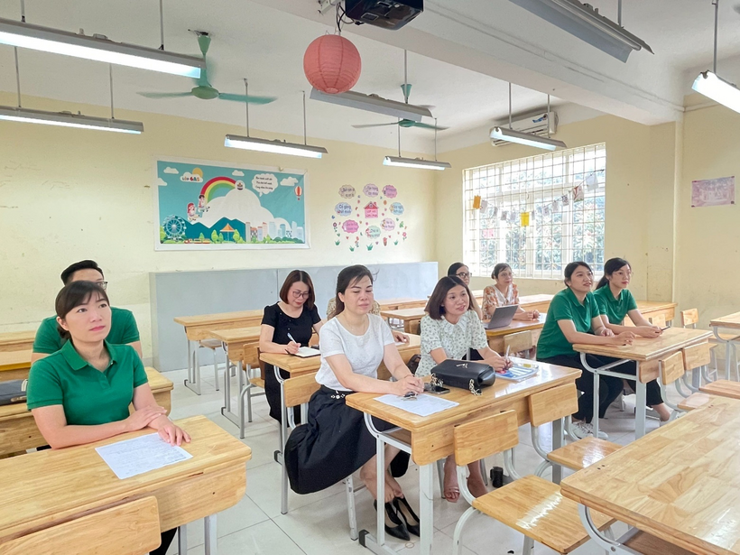 A group of people sitting at desks in a classroomDescription automatically generated