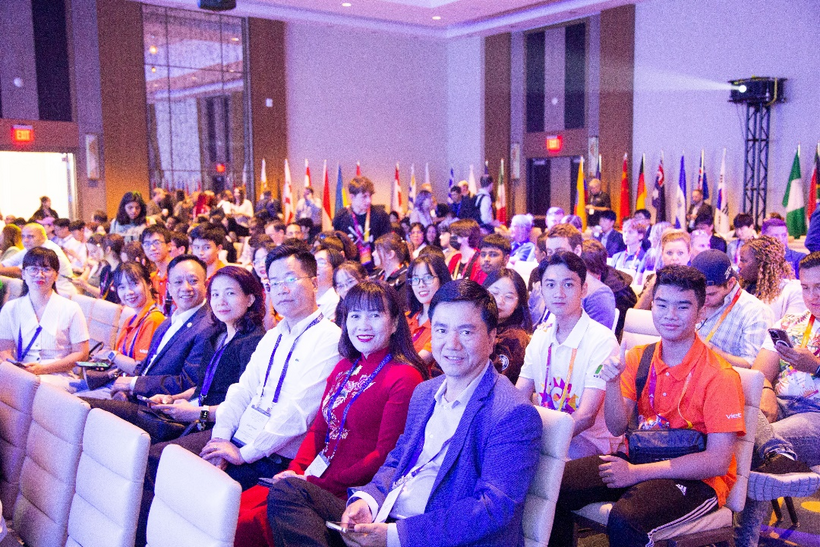 Ảnh có chứa trang phục, người, Mặt người, phụ nữMô tả được tạo tự động