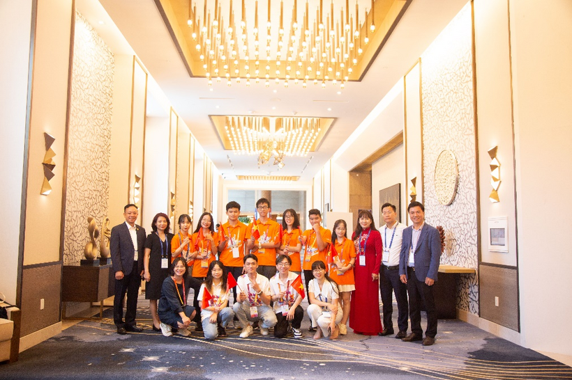 Ảnh có chứa trang phục, người, giày dép, đàn ôngMô tả được tạo tự động