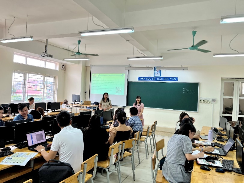 Ảnh có chứa trong nhà, người, trang phục, máy tínhMô tả được tạo tự động