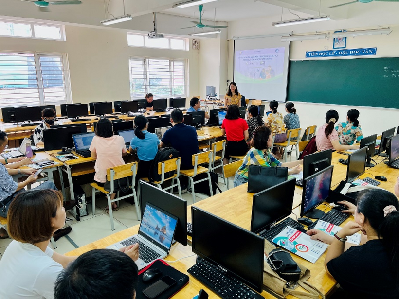Ảnh có chứa trong nhà, người, văn bản, bàn làm việcMô tả được tạo tự động