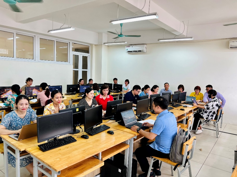 Ảnh có chứa trong nhà, đồ đạc, người, bàn làm việcMô tả được tạo tự động