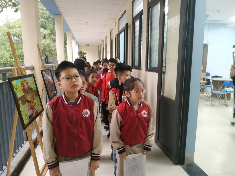 A group of children in a hallwayDescription automatically generated
