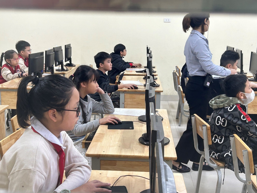 A group of people in a classroomDescription automatically generated