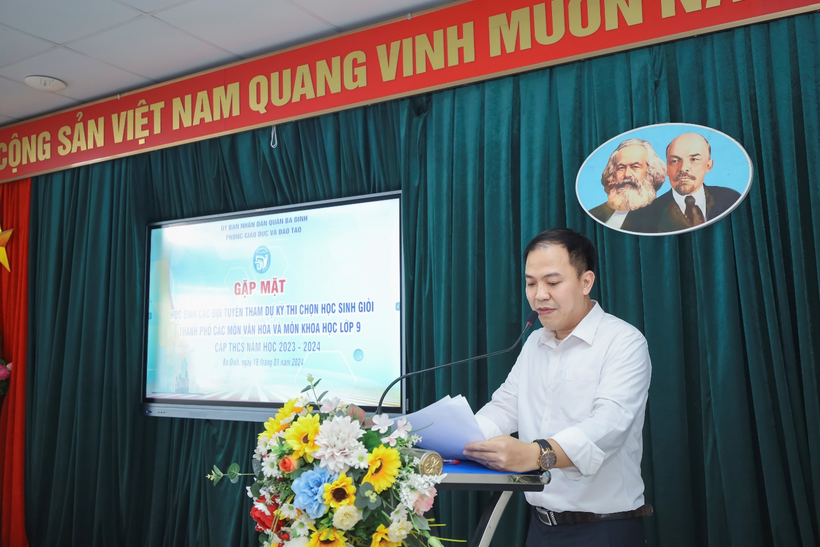 A person standing at a podiumDescription automatically generated