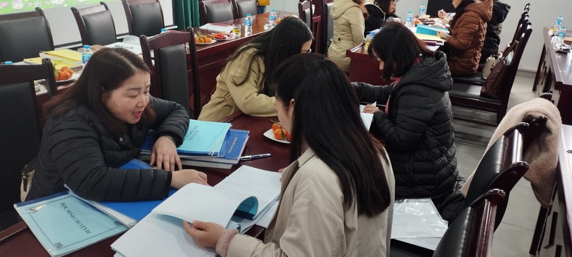 A group of people sitting at a table

Description automatically generated