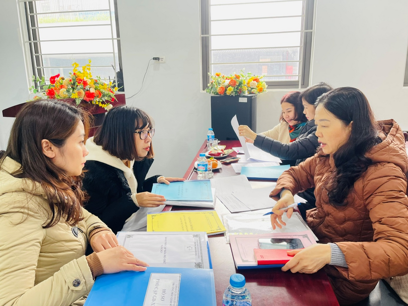 A group of women sitting at a table

Description automatically generated