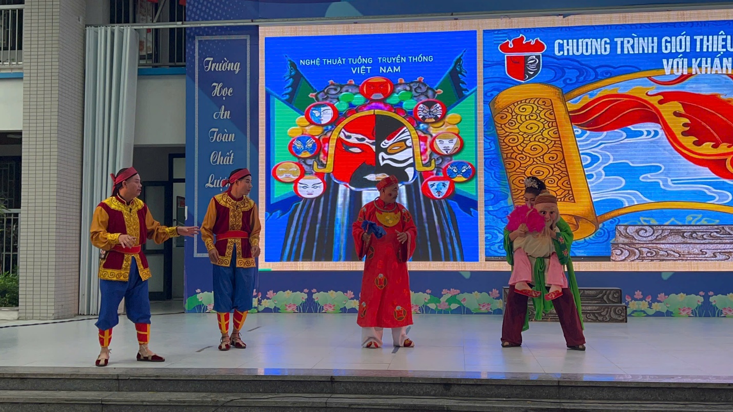 A group of people on a stage

Description automatically generated