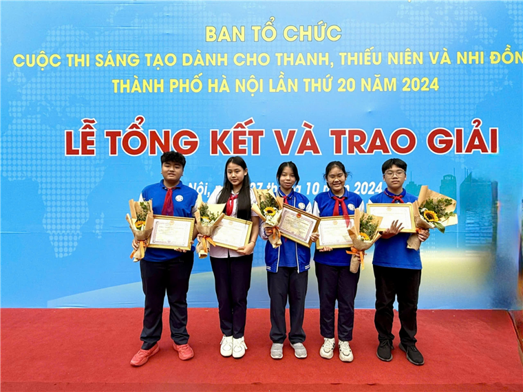 A group of people holding certificates

Description automatically generated