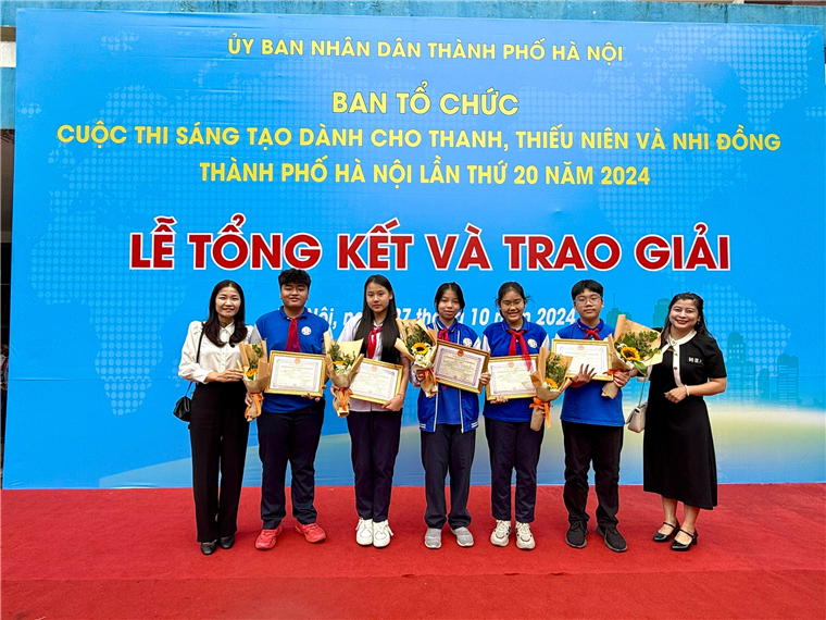 A group of people posing for a photo

Description automatically generated