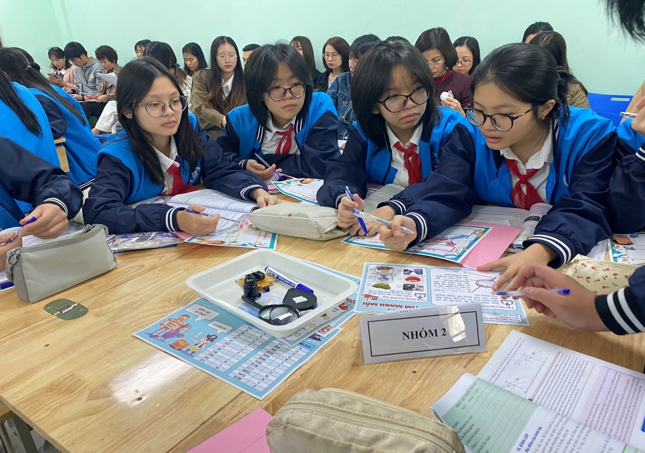 Ảnh có chứa trang phục, người, Mặt người, trong nhàMô tả được tạo tự động