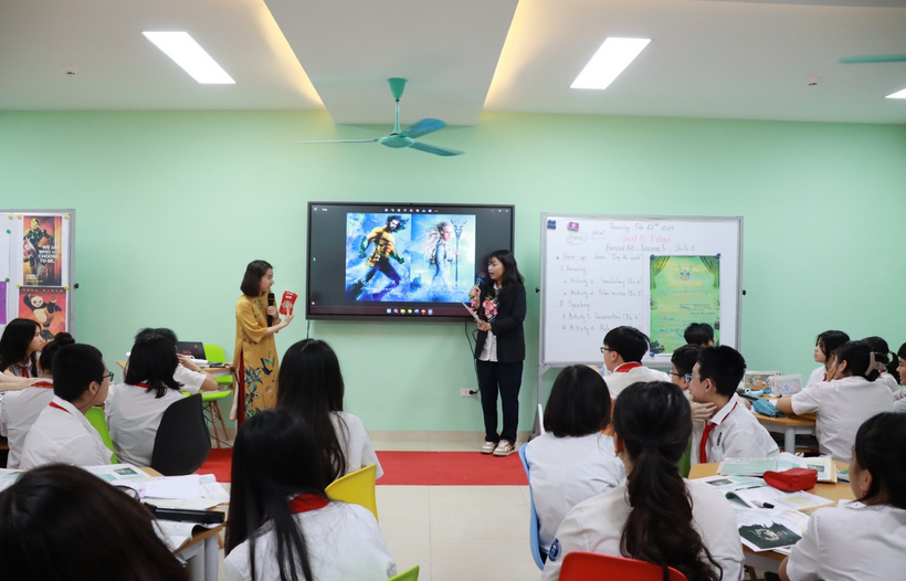 Ảnh có chứa trang phục, trong nhà, tường, ngườiMô tả được tạo tự động