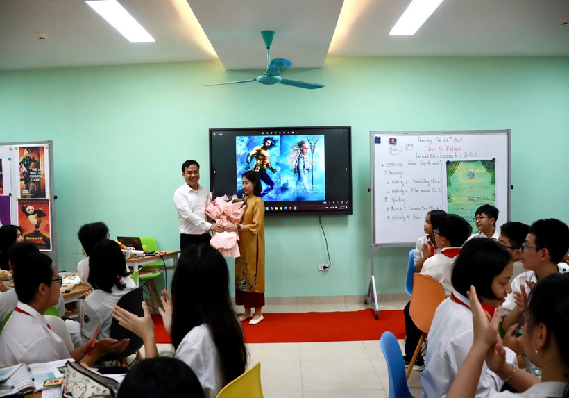 Ảnh có chứa trang phục, trong nhà, tường, ngườiMô tả được tạo tự động