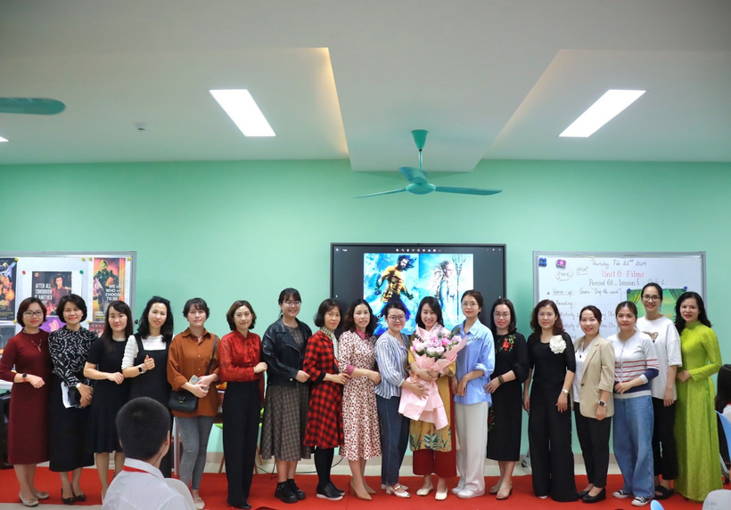 Ảnh có chứa trang phục, người, tường, trong nhàMô tả được tạo tự động