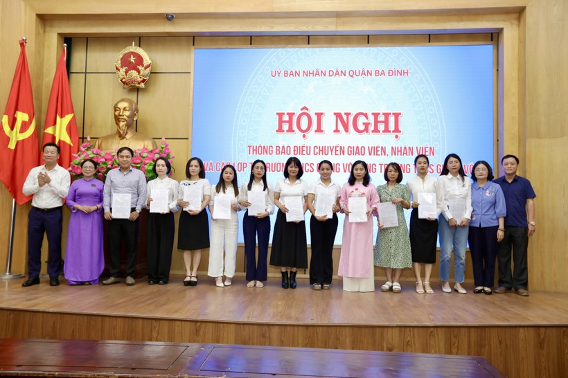 TS. Lê Đức Thuận (áo trắng) và ông Nguyễn Mạnh Cường cùng đại diện hai trường THCS (Giảng Võ, Giảng Võ 2) trao quyết định và chụp ảnh lưu niệm với giáo viên được điều chuyển.