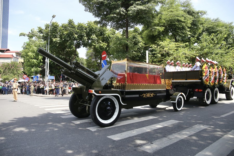 A military vehicle with an object on the back

Description automatically generated