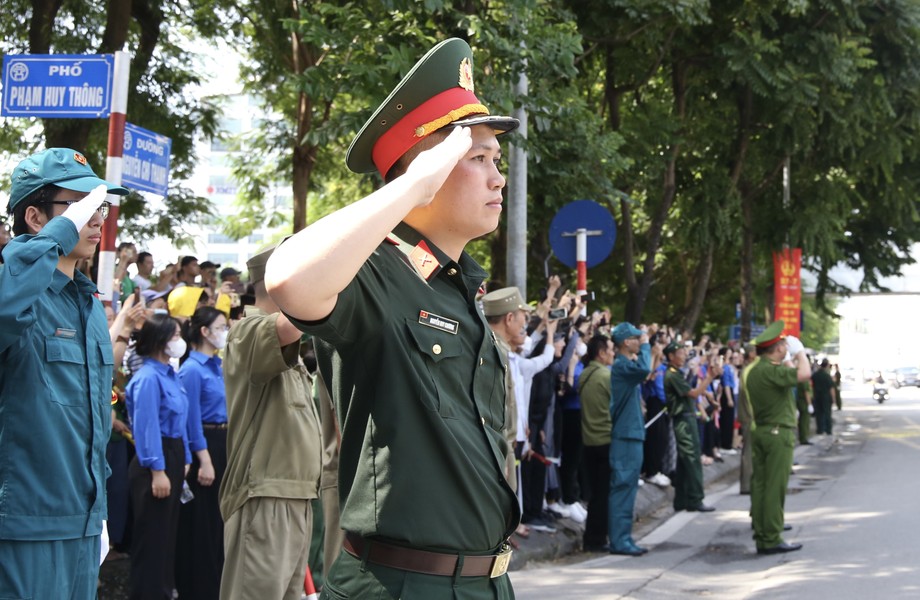 A group of people saluting

Description automatically generated