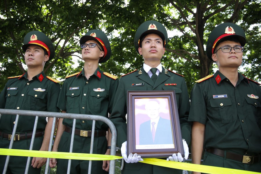 A group of soldiers holding a picture

Description automatically generated