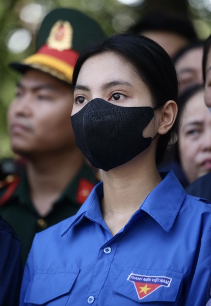 A person wearing a face mask

Description automatically generated