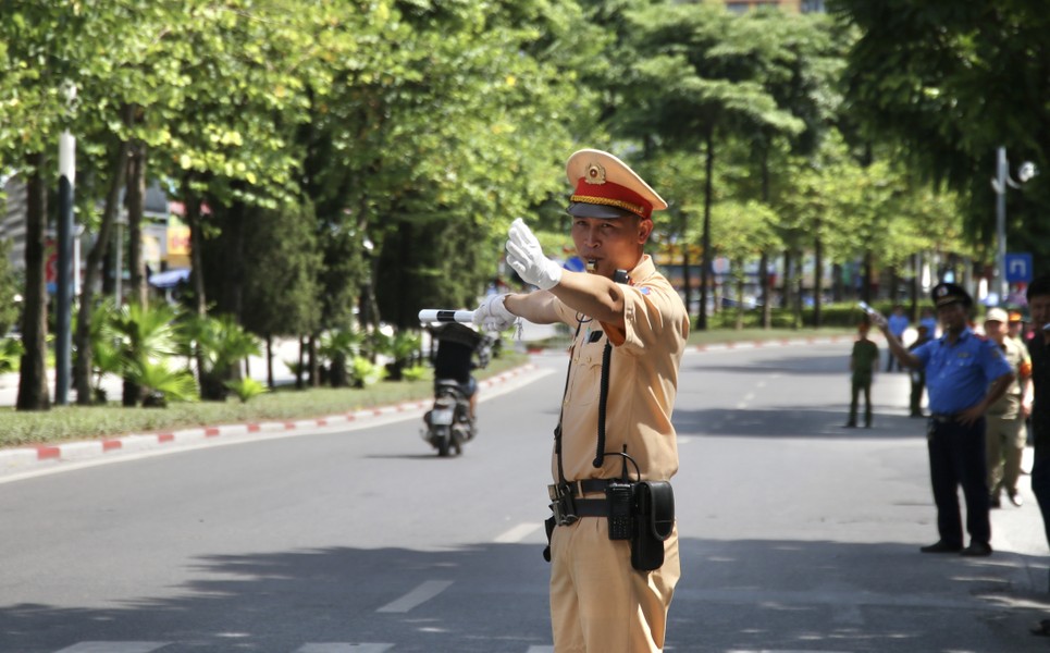 A person in a uniform saluting

Description automatically generated