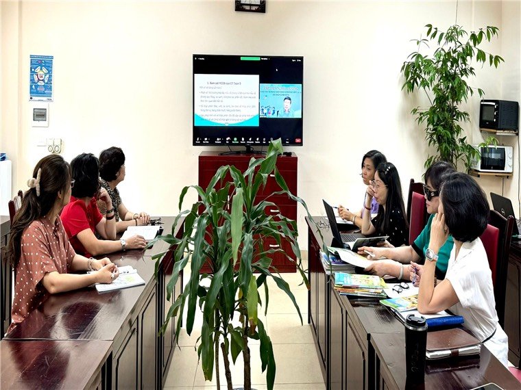 A group of people sitting at a table

Description automatically generated
