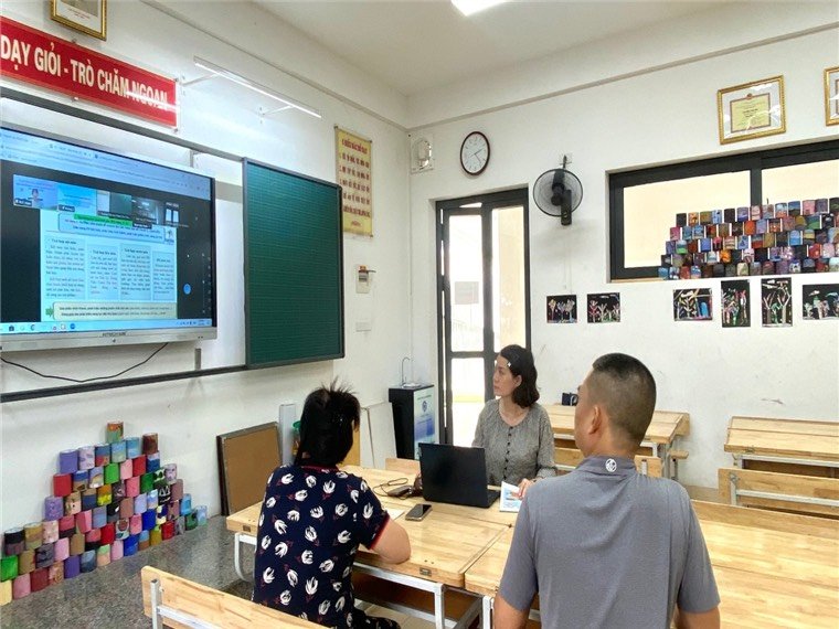 A group of people in a classroom

Description automatically generated
