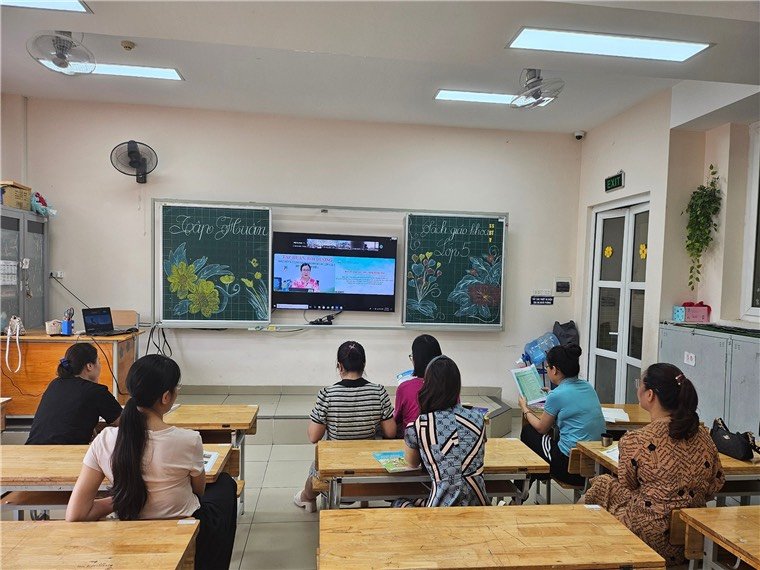 A group of people sitting in a classroom

Description automatically generated