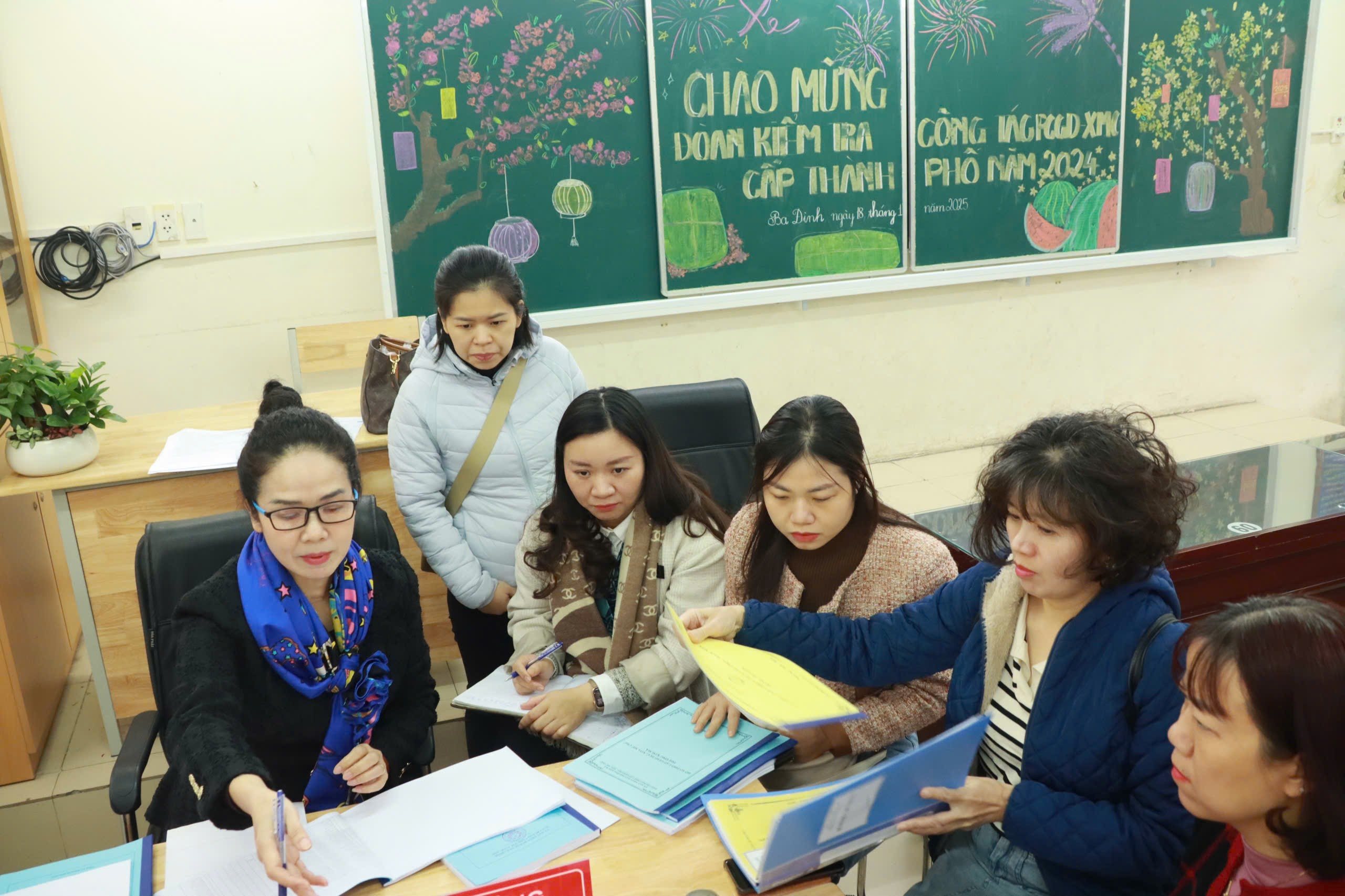 A group of women in a classroom

Description automatically generated