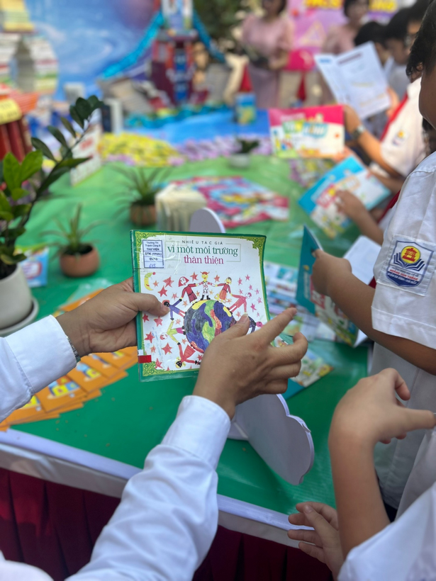 A group of children at a tableDescription automatically generated