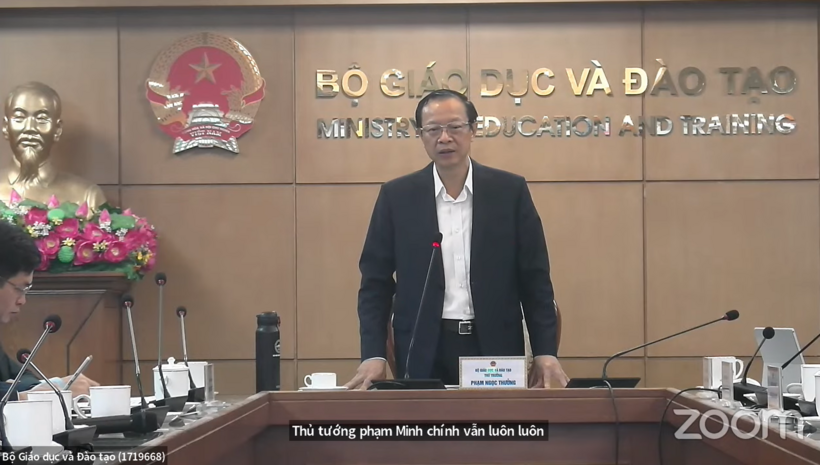 Ảnh có chứa bộ đồ, đàn ông, trang phục, micrôMô tả được tạo tự động