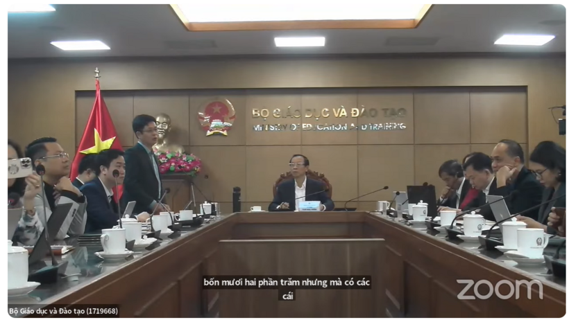 Ảnh có chứa trang phục, tường, trong nhà, Mặt ngườiMô tả được tạo tự động